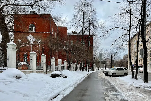 улица Гастелло, бывшая Романовская больница при Покровской общине сестер милосердия (построена в 1911 году)