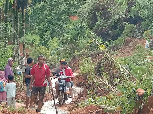 Longsor Tutup Akses Jalan Kecamatan X Koto Diatas Kota Sawahlunto di Nagari Sibarambang