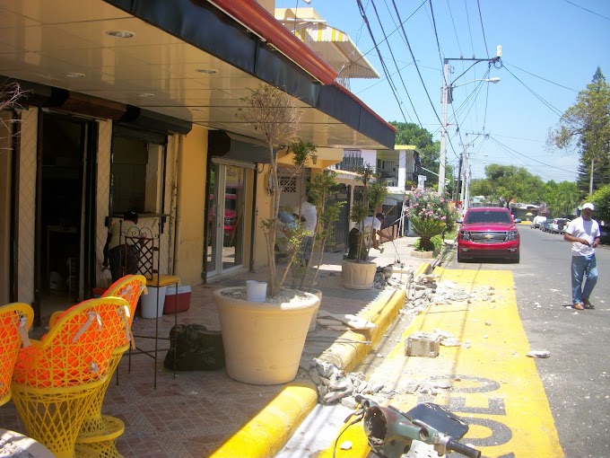 Empresario Benjamín Arias elimina columnas voluntariamente de la esquina del gordo