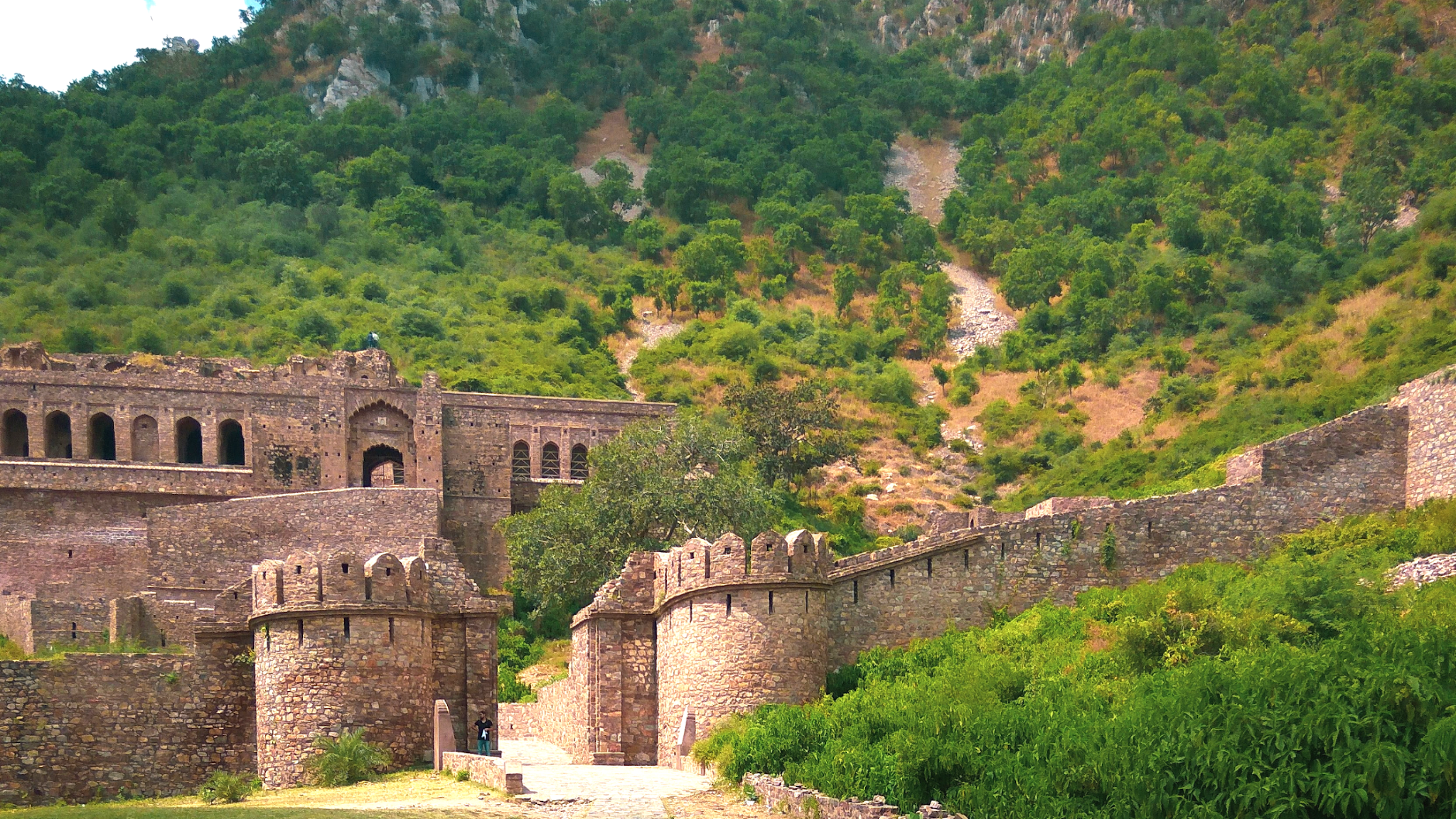 Bhangarh Fort - India's most haunted and scary place