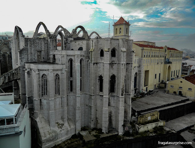 O Convento do Carmo visto do mirante do Elevador de Santa Justa