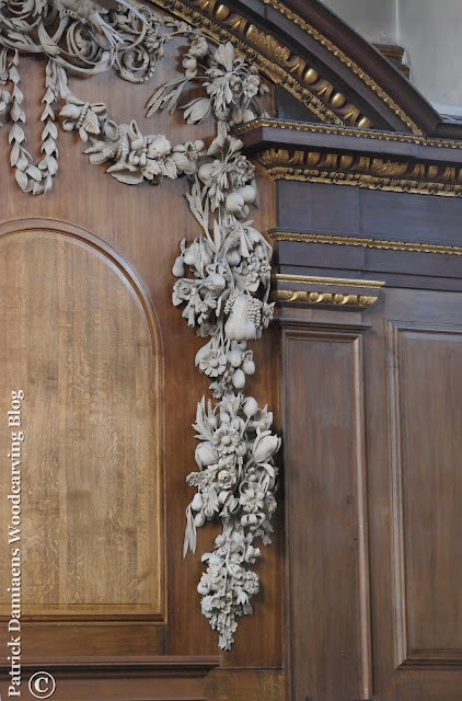 Grinling Gibbons houtsnijwerk in St James's kerk Piccadilly in London |  Hoog reliëf houtsnijwerk in lindehout.