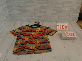中古品　子供服　１１０ｃｍ　カーズプリント　半袖Tシャツ　１１０円