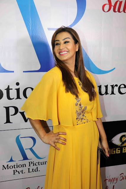 Shilpa Shinde Picture In Yellow Dress