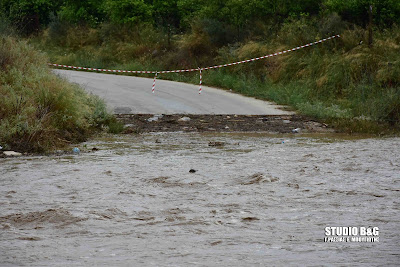 Έκλεισαν δρόμοι από το νερό που κατεβάζουν τα ρέματα στο Ναύπλιο από την καταιγίδα (βίντεο)