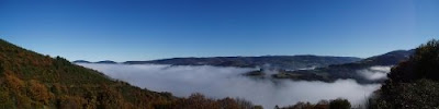 Valle del Navia en As Nogais cubierto de niebla