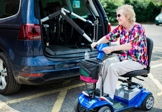 Las sillas de ruedas eléctricas y los scooters de movilidad eléctrica brindan libertad e independencia a los discapacitados.