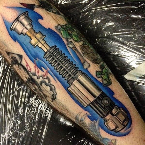 este_sabre_de_luz_do_antebraço_tatuagem