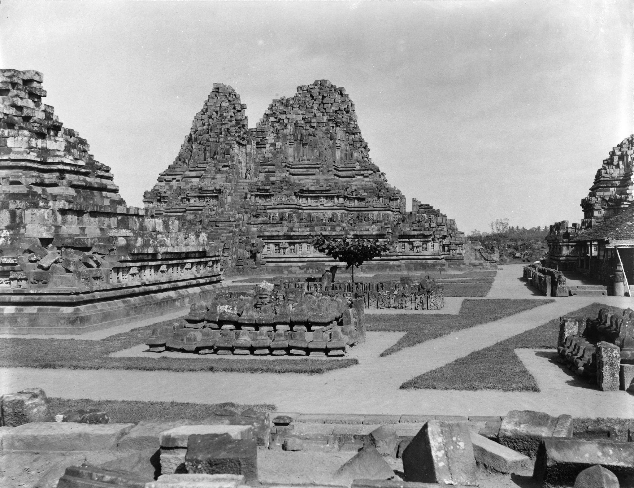 foto reruntuhan candi prambanan 1890