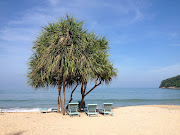 There are sandy beaches for those of you who like to relax in the sun and . (layan)