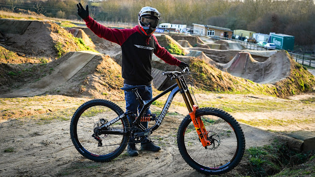 Tom Cardy at the dirt jumps with his Haibike ALLMTN 2.0 e-bike.