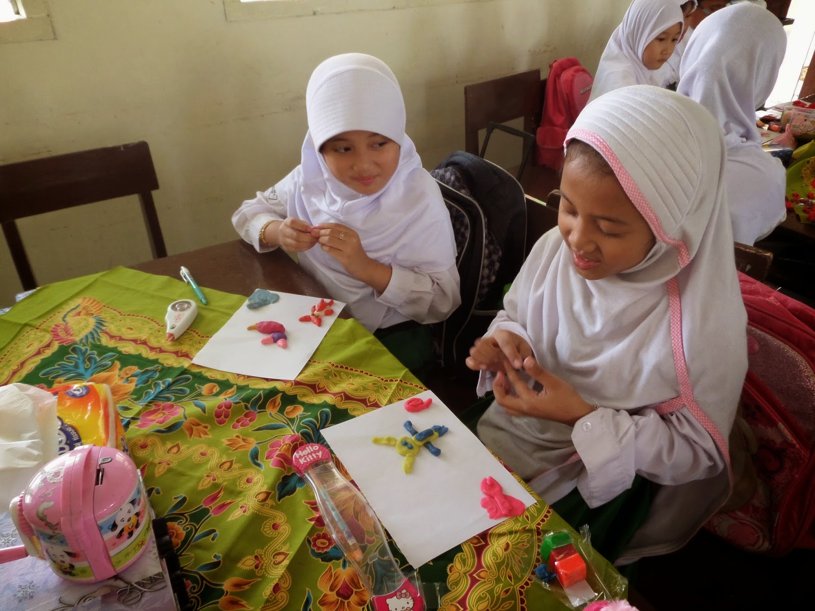 Hari Riyadi MEMBUAT  BENTUK BINATANG  DARI  PLASTISIN 