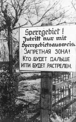 бъявление у входа на Приморский бульвар, оставшееся от немецкой администрации. 1944 год.