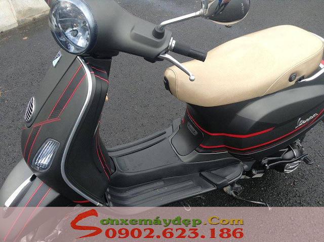 Sơn xe Vespa LX màu xám đen nhám chỉ đỏ