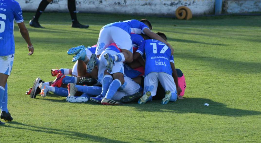 Estudiantes de Río Cuarto goleó y jugará la final por el ascenso