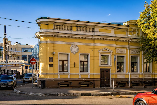 Желтый одноэтажный дом с декором