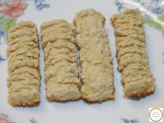 Biscuiti fragezi si pufosi de casa reteta taraneasca veche cu untura faina zahar vanilie oua amoniac otet retete culinare mancare gustare desert biscuit aluat aluaturi patiserie traditionale,