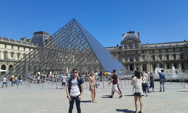 Harun İstenci Fransa Paris'te bulunan Louvre müzesinde.