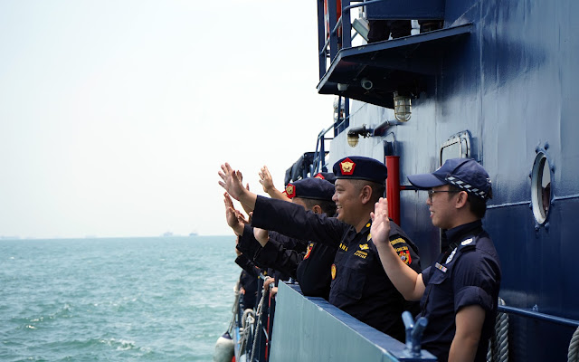 Jaga Perbatasan Negeri, DJBC Lakukan Rendezvous at Sea dengan Singapore Police Coast Guard