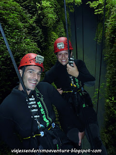 Cuevas de Waitomo - Inicio del rápel de 100 metros