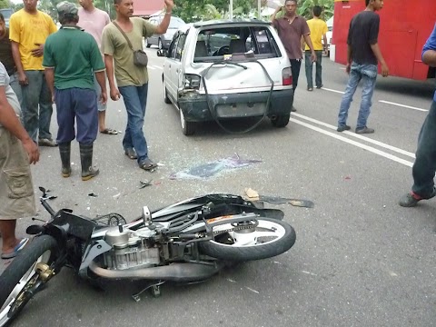 gambar kereta dengan motosikal kemalangan