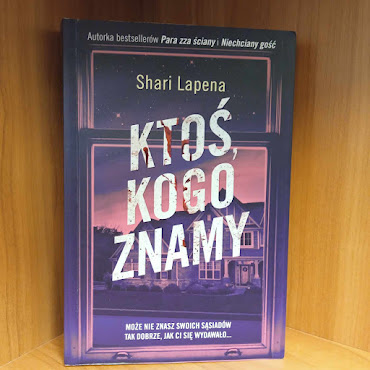 Na regale została zaprezentowana książka Shari Lapena pod tytułem Ktoś, kogo znamy.