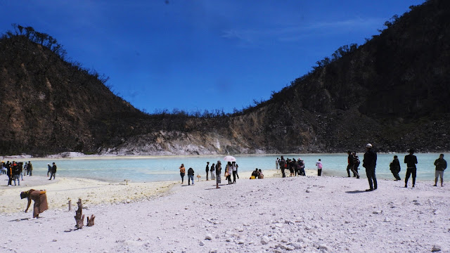 kawah-putih-ramai-wisatawan