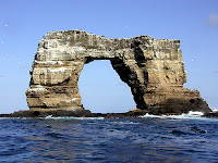 Darwin's Arch off Galapagos Islands collapses.