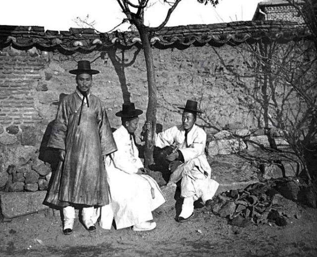 Uomini Joseon in abiti tradizionali. 1900