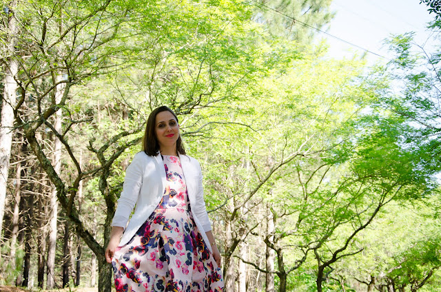 Vestido floral e blazer branco