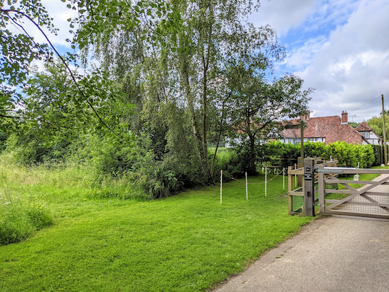 Turn left before the gate on Great Gaddesden footpath 23 and head SE