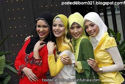 Gambar Lisa Surihani, Julia Ziegler, Linda Hashim Dan Chermaine Poo  Bertudung