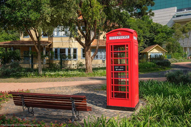 Cabine telefônica vermelha no Memorial Inglês, no Parque Gomm, em Curitiba