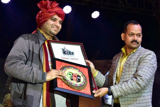 Film Critic Murtaza Ali Khan felicitated by SSP Jay Raj Kuber of MP Police at the 2019 Khajuraho International Film Festival