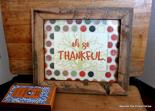 free printable, so thankful, Thanksgiving decor, hostess gift, thrift store find, scrapbook paper, https://goo.gl/VHH6hq