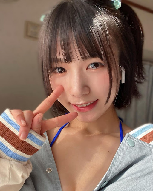 Riina Murakami – cute Japanese Gravure Idol Small Tits