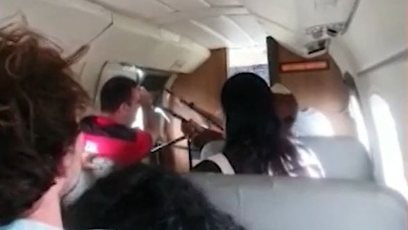 Porta de avião abre durante voo e é segurada por passageiros no Acre; assista ao vídeo