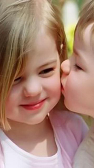 wallpaper kiss girl. Cute girl baby wallpapers