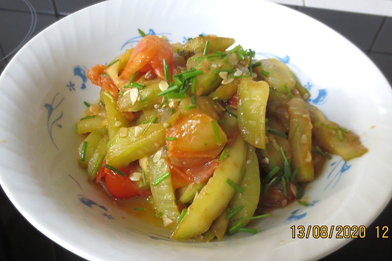 Stir fried cucumber with tomato, transfered to a plate