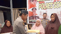 Wujud Kepedulian Polri, Wakapolres Soppeng Berikan Bantuan Sembako Kepada Warga