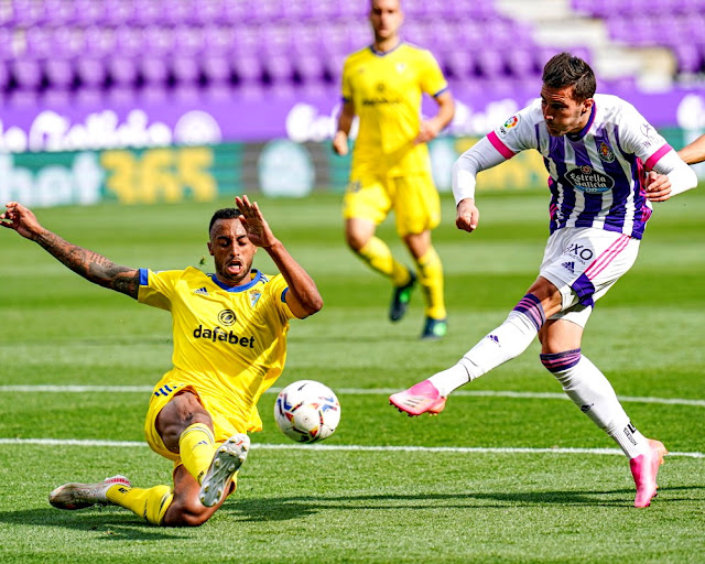 En el último minuto, Akapo despeja un disparo de Sergi Guardiola que llevaba marchamo de gol. REAL VALLADOLID C. F. 1 CÁDIZ C. F. 1. 24/04/2021. 24/04/2021. Campeonato de Liga de 1ª División, jornada 32. Valladolid, estadio José Zorrilla. GOLES: 1-0: 14’, Óscar Plano. 1-1: 64’, Juan Cala.