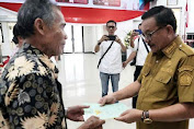 Walikota Bitung Maurits Mantiri Serahkan Sertifikat Redistribusi Tanah 2023 kepada 1200 Penerima