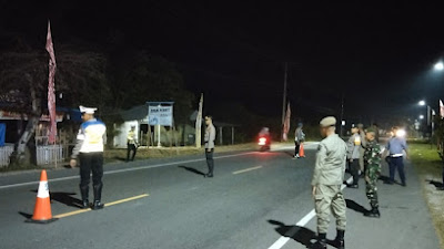 Pelayanan Prima dan Keselamatan Utama: Petugas Pos Ketupat Seulawah Polres Pidie Jaya Menjaga Pemudik di Malam Hari