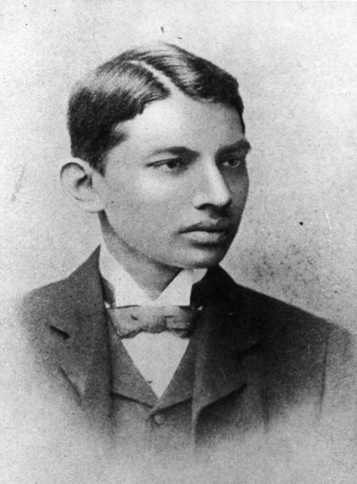 30 Pictures Of World Leaders In Their Youth That Will Leave You Speechless - Mahatma Gandhi In 1887 As A Law Student