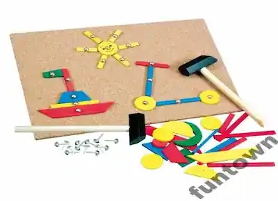 من الألعاب القديمة للأطفال زمان: عمل أشكال ملونة على لوح خشبي