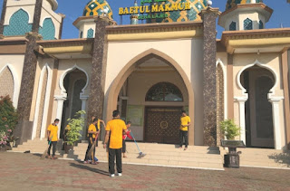 Kabid Humas Polda Jabar : Polisi Pimpin Bakti Sosial Bersih-Bersih Masjid