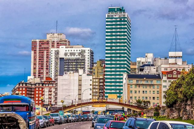 El puente peatonal y los edificios en playa céntríca de Mar del Plata