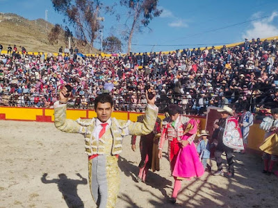 Matador cajamarquino Luis López, plaza de toros de Coasa, Puno, llena