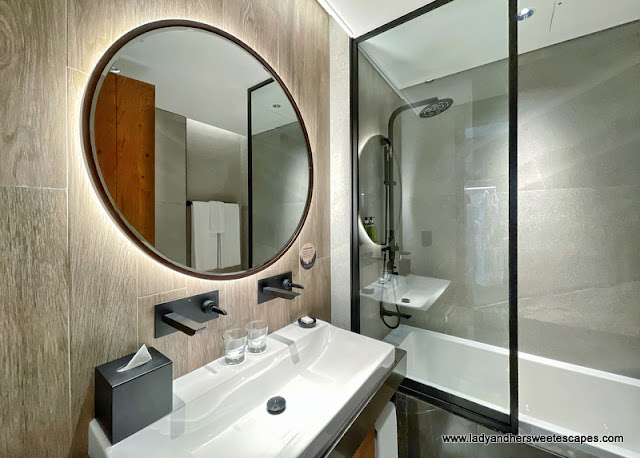 Revier Hotel Dubai bathroom