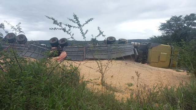 Carreta tomba carregada de milho na região da Serra do Tombador em Jacobina 